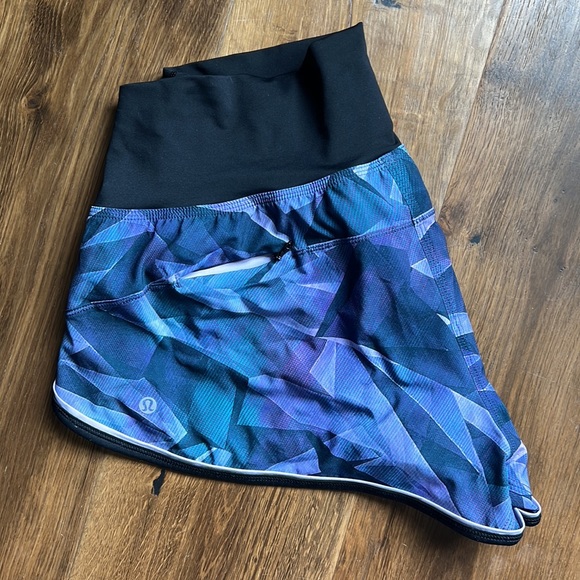 Lulu 🍋 shorts - SZ 12 - Picture 2 of 3